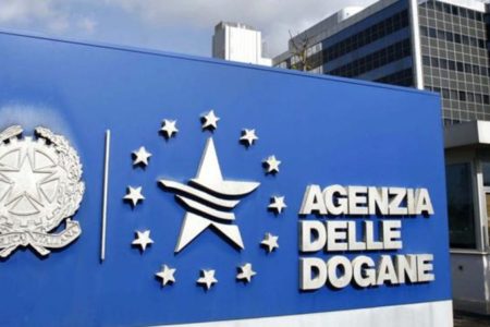 L’Agenzia delle Dogane e dei Monopoli ha bandito due concorsi che porteranno all’assunzione di 1226 unità di personale; 766 posti per laureati e 460 posti per diplomati suddivisi in profili diversi. Le domande scadono il 6 novembre 2020.